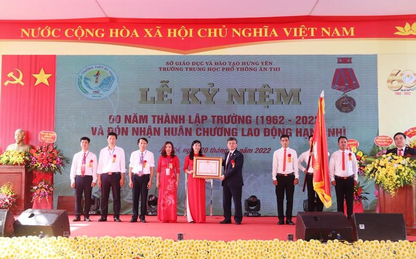 Ông Nguyễn Duy Hưng thừa ủy quyền Chủ tịch nước trao Huân chương Lao động hạng Nhì cho Trường THPT Ân Thi.